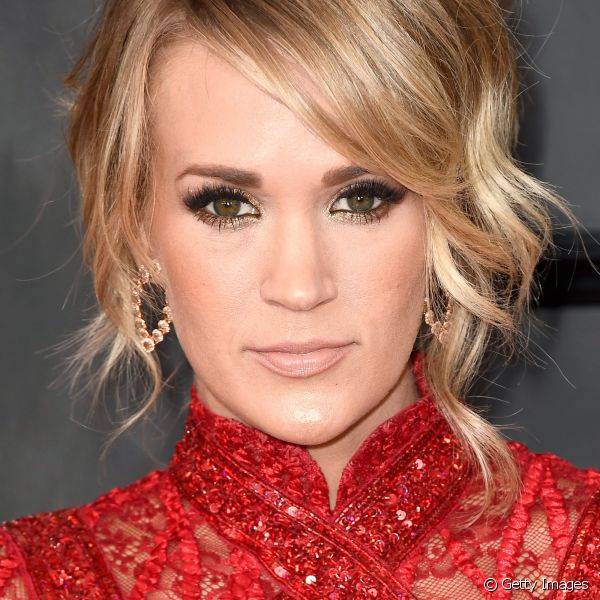 Para o Grammy Awards 2017, Carrie Underwood tamb?m apostou na maquiagem com sombra dourada esfumada, delineado gatinho e c?lios ultra longos para definir o olhar (Foto: Getty Images)